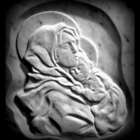 Bajorrelieve Padre Pío en oración con rosario - En mármol de Carrara, personalizable ART33