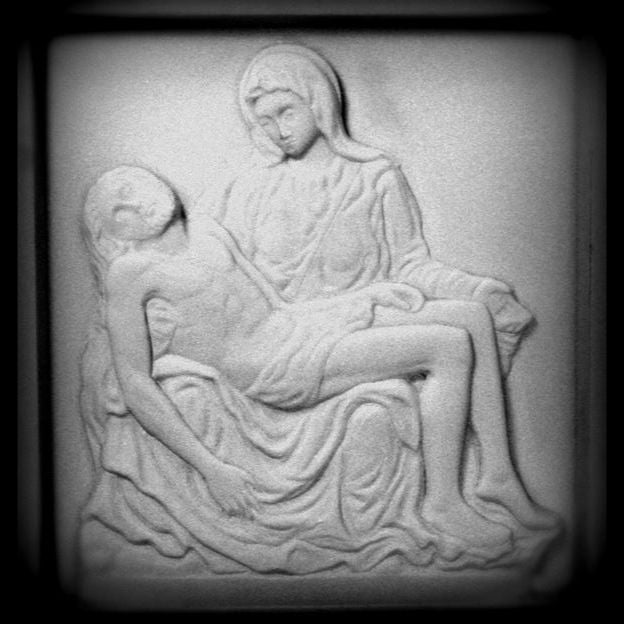 Bajorrelieve Piedad - En mármol de Carrara, personalizable ART39